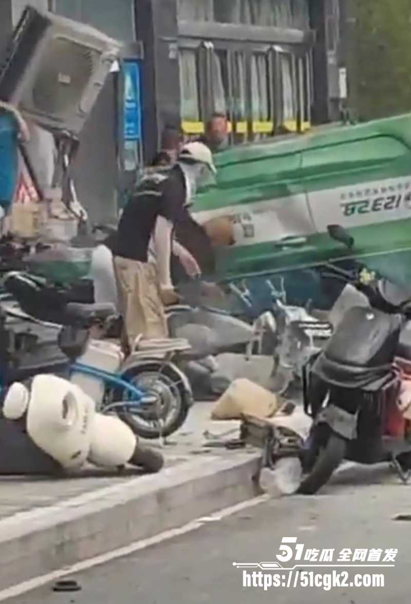 郑州发生惨烈车祸 人行道变保龄球场 疯狂出租车撞击行人 失控腾空翻滚 现场血流成河！