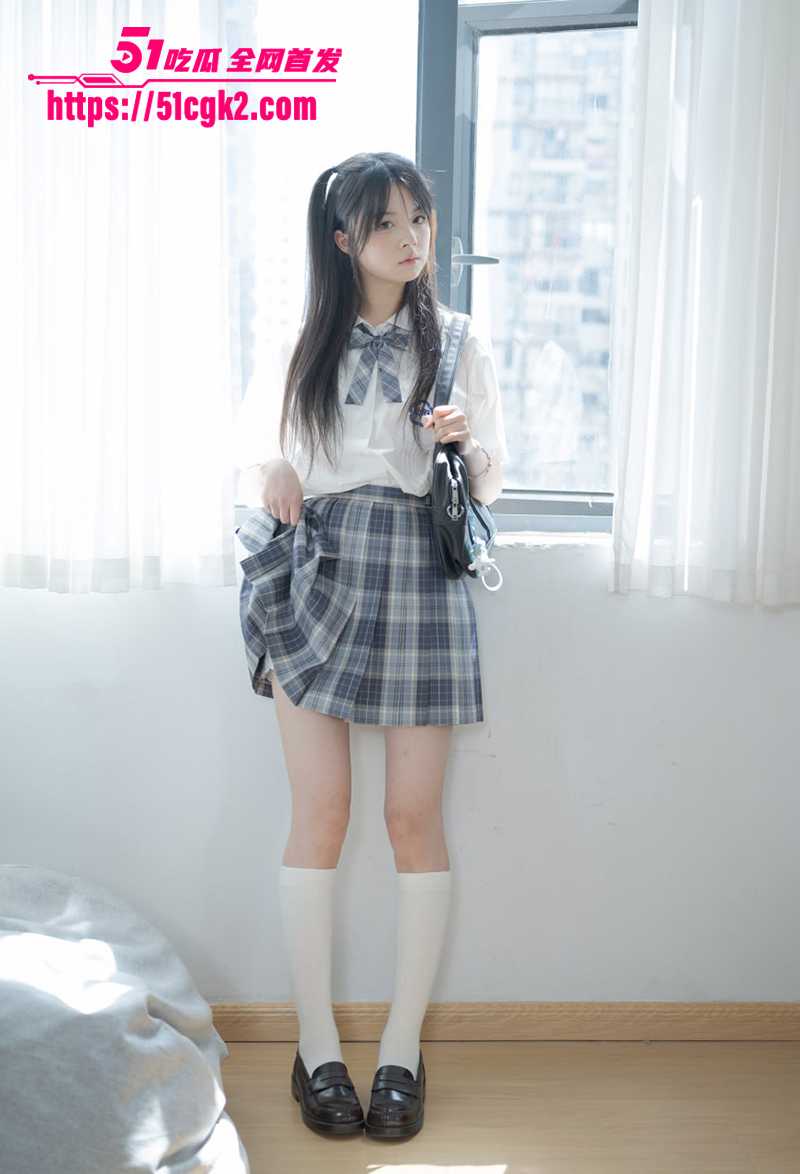 极品嫩模 林书辞 与摄影师素人渔夫携手私拍福利 蒙眼涂油调教 全裸出镜四肢铐紧 模拟足交羞耻爆表！