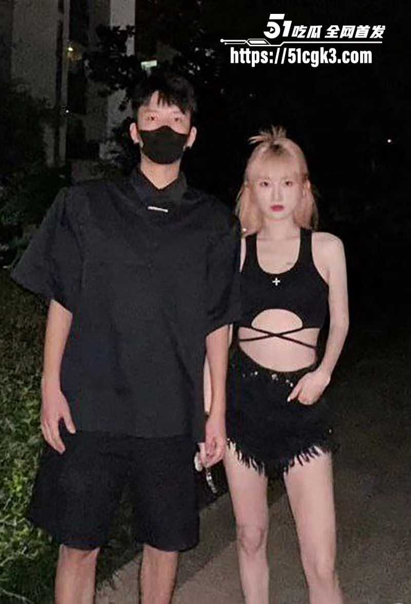 抖音650万粉丝夫妻档网红 狗子与我 早年不雅视频全网疯求 大奶母狗下海捞金 露脸舔屌骚态尽显！