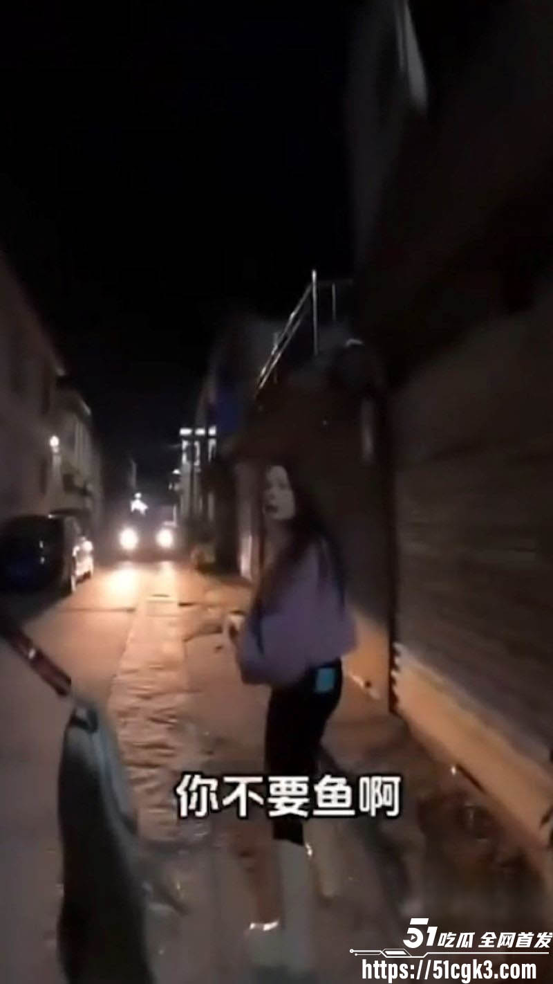钓鱼佬用鱼换炮街头与多名站街女谈 4