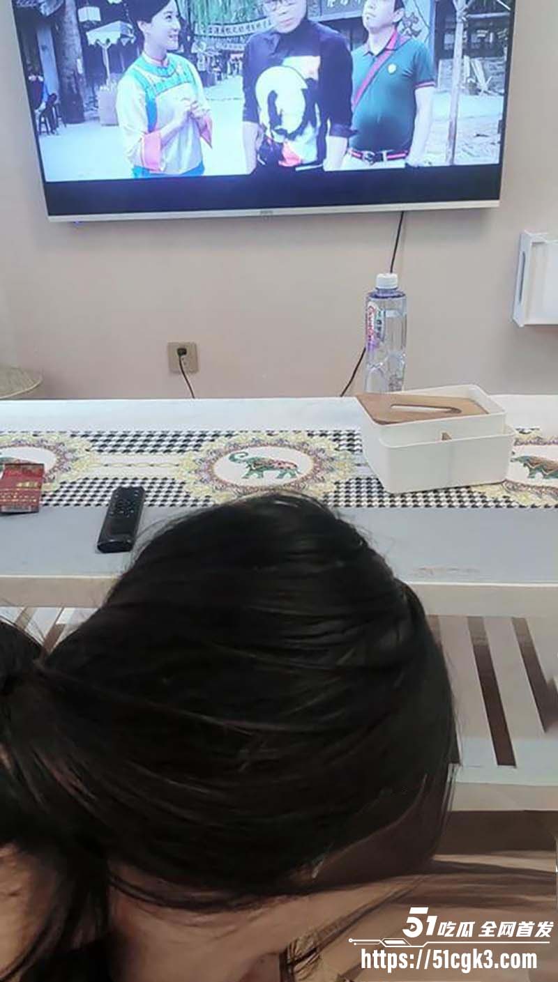 善良的小嫂子边看电影边操嫂子05