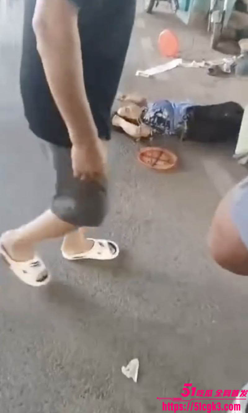 郑州中牟广惠街摊贩抢位血腥互殴 4