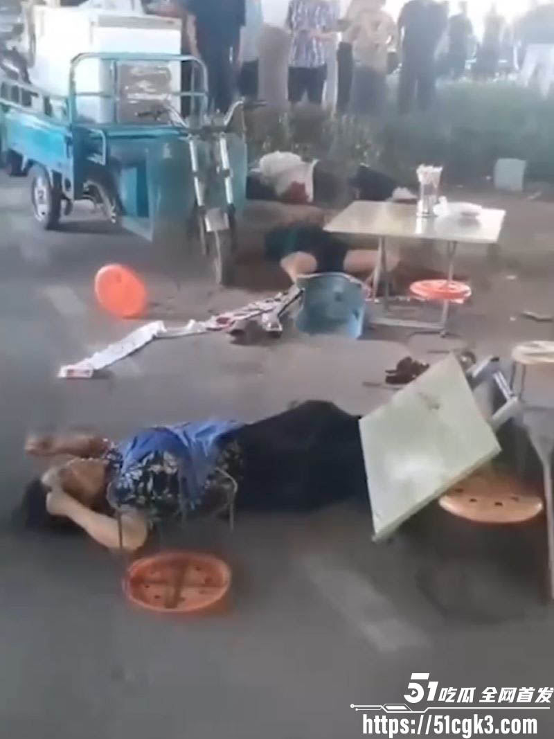 郑州中牟广惠街摊贩抢位血腥互殴 5