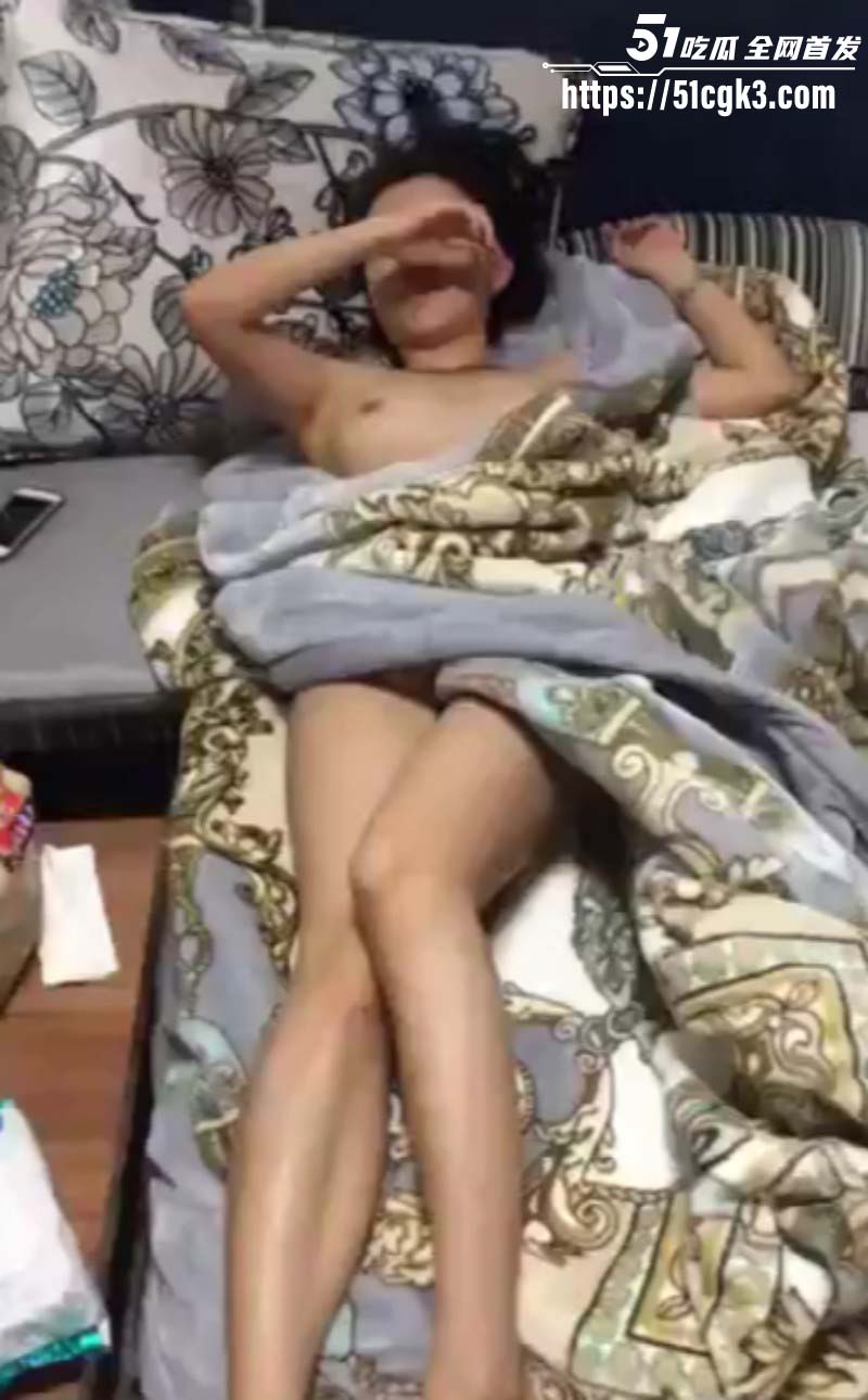 饥渴靓妹沙发裸睡 被男友疯狂指奸开发调教 摩擦G点爽到娇喘连连 雪白胴体娇艳欲滴！