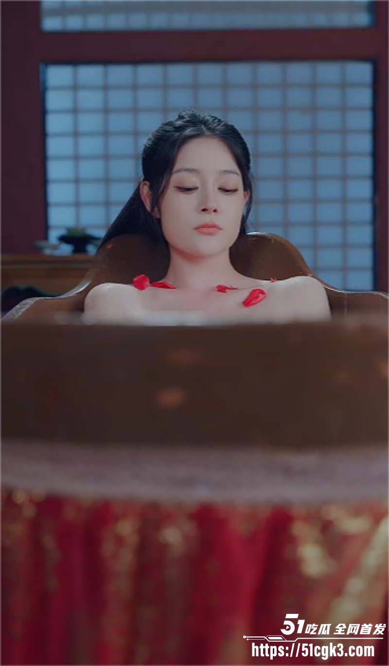 每日短剧《风流御厨》现代年轻主厨意外穿越古代 凭借精湛厨艺逆袭成为商业大亨！