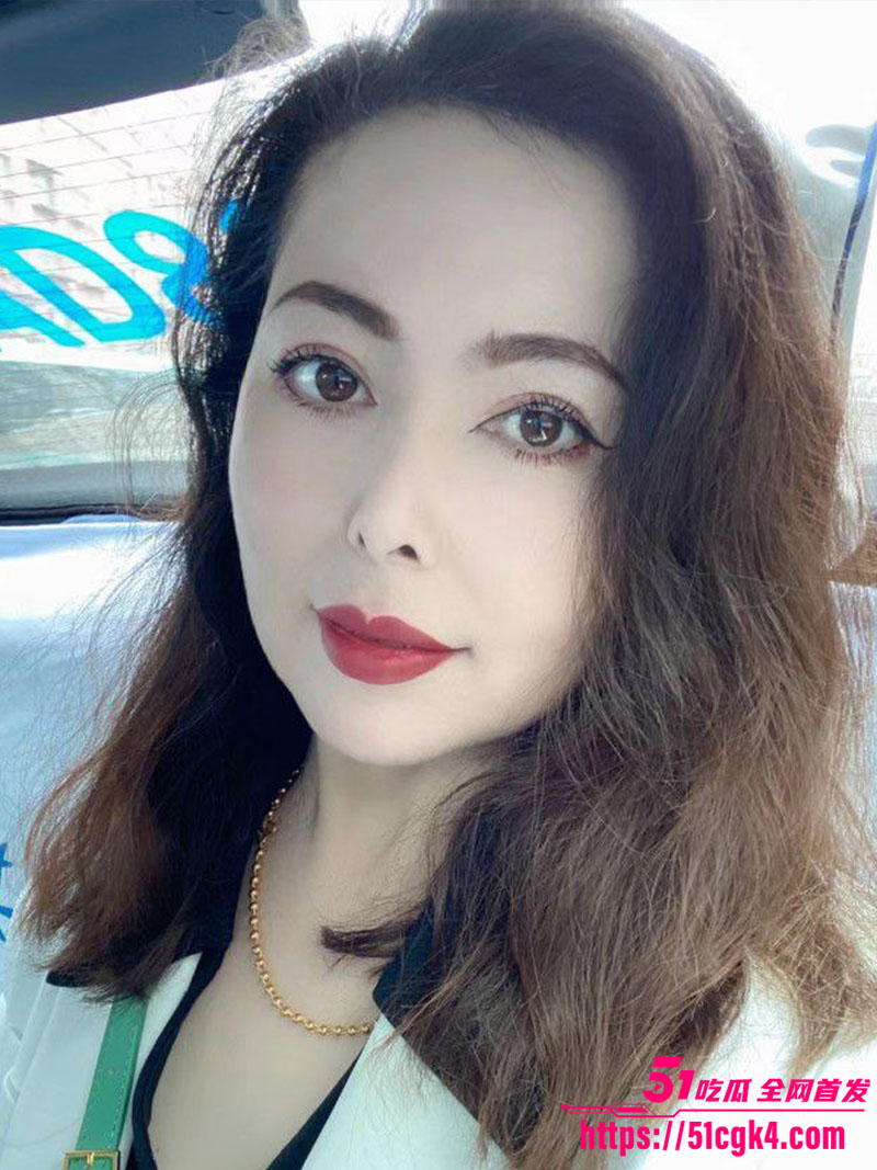 甘肃兰州已婚人妻 背着老公约炮大屌猛男 无套打桩爆操淫水白浆四溢 如狼似虎年纪榨起精来就是猛啊！