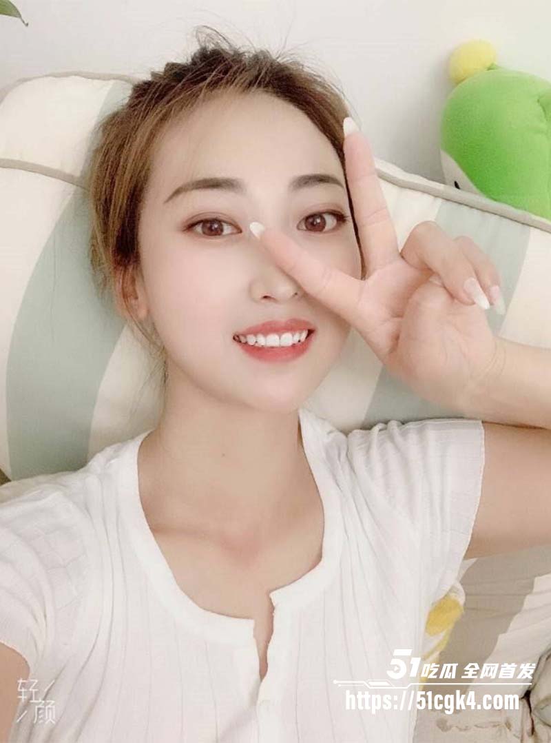 西安淫荡母狗被大鸡巴狂插 绿帽老公旁观骚妻颤抖高潮淫水喷满床 这骚货真是淫荡天花板