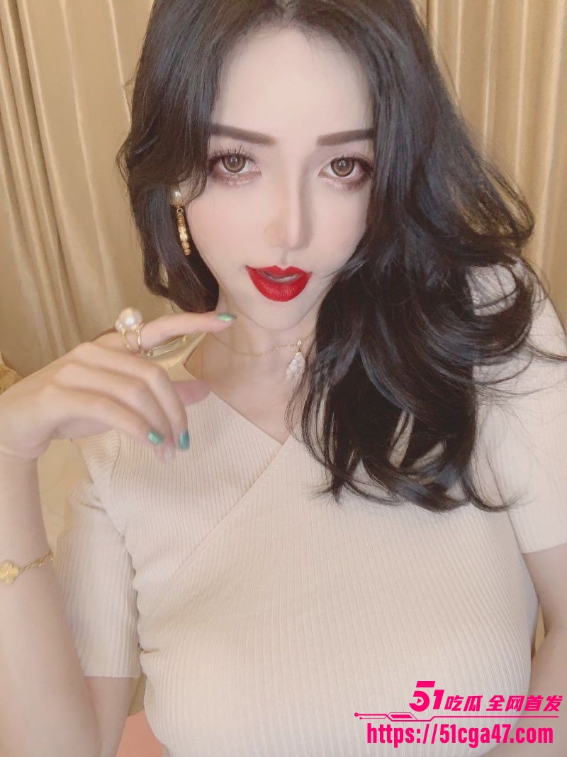 抖音巨乳肥臀顾灵曦新作车内口交后入大奶自慰 2