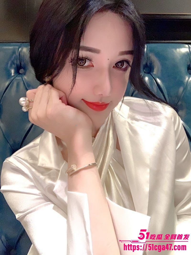 抖音巨乳肥臀顾灵曦新作车内口交后入大奶自慰 4