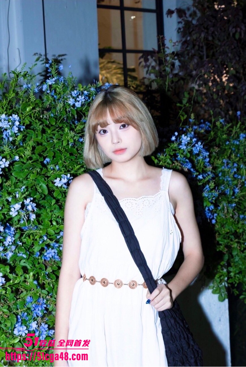 高颜值短发网美 依婷 竟下海拍露脸全裸照 并让摄影师潜规则 卖力口交表情享受 骚母狗是彻底被操爽啦！