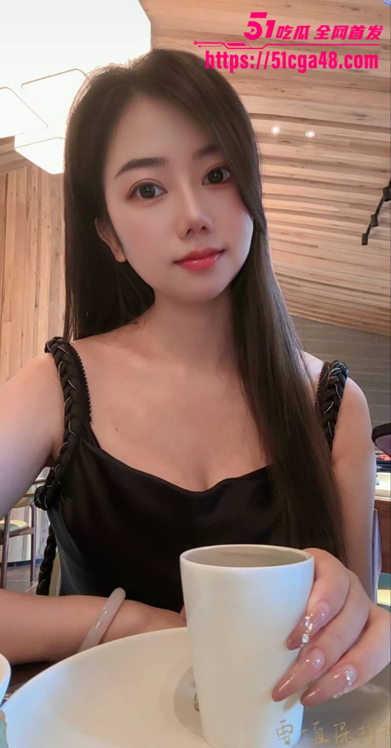 快手良家少妇 苹果 深夜寂寞得不到性爱的滋润 只能网上裸聊寻求心里刺激 结果还惨遭录屏流出！