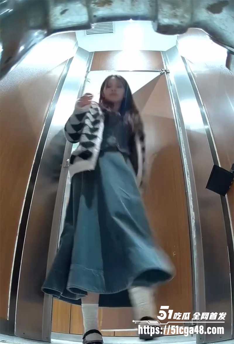 女厕偷拍极品翘臀白虎女神视频曝光 3 拷贝