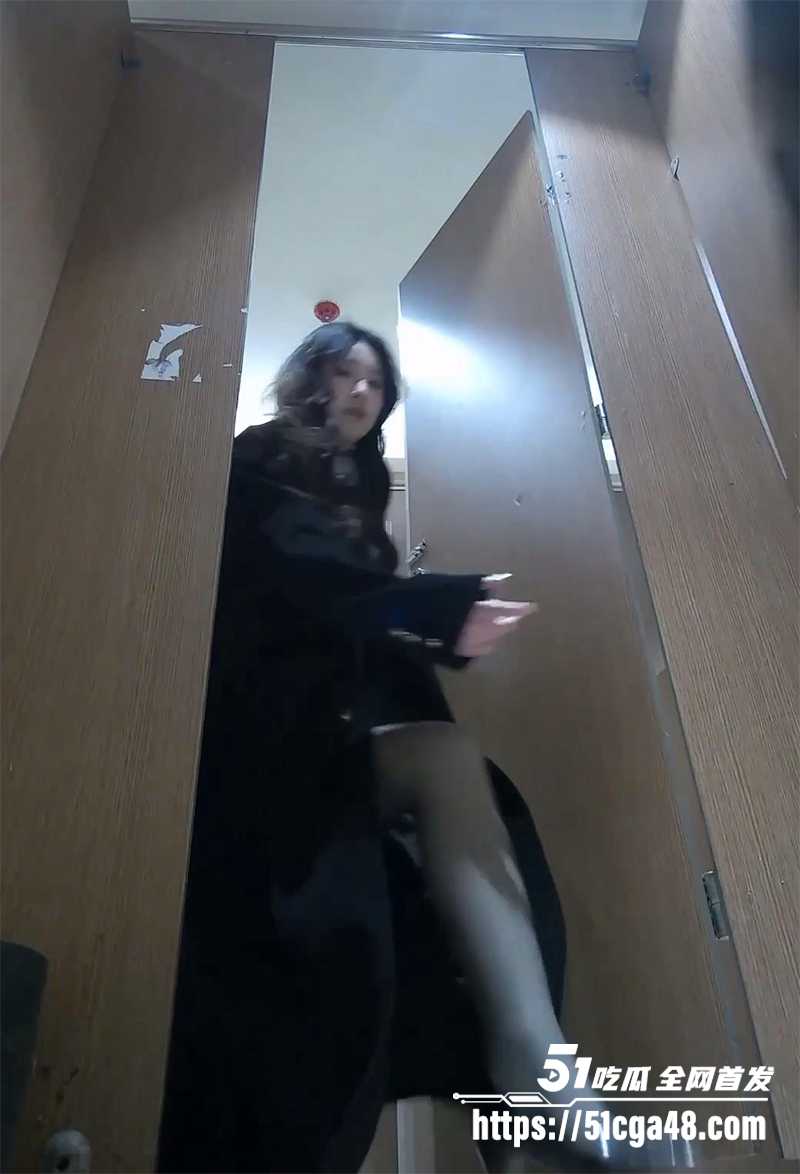 女厕偷拍极品翘臀白虎女神视频曝光 2 拷贝