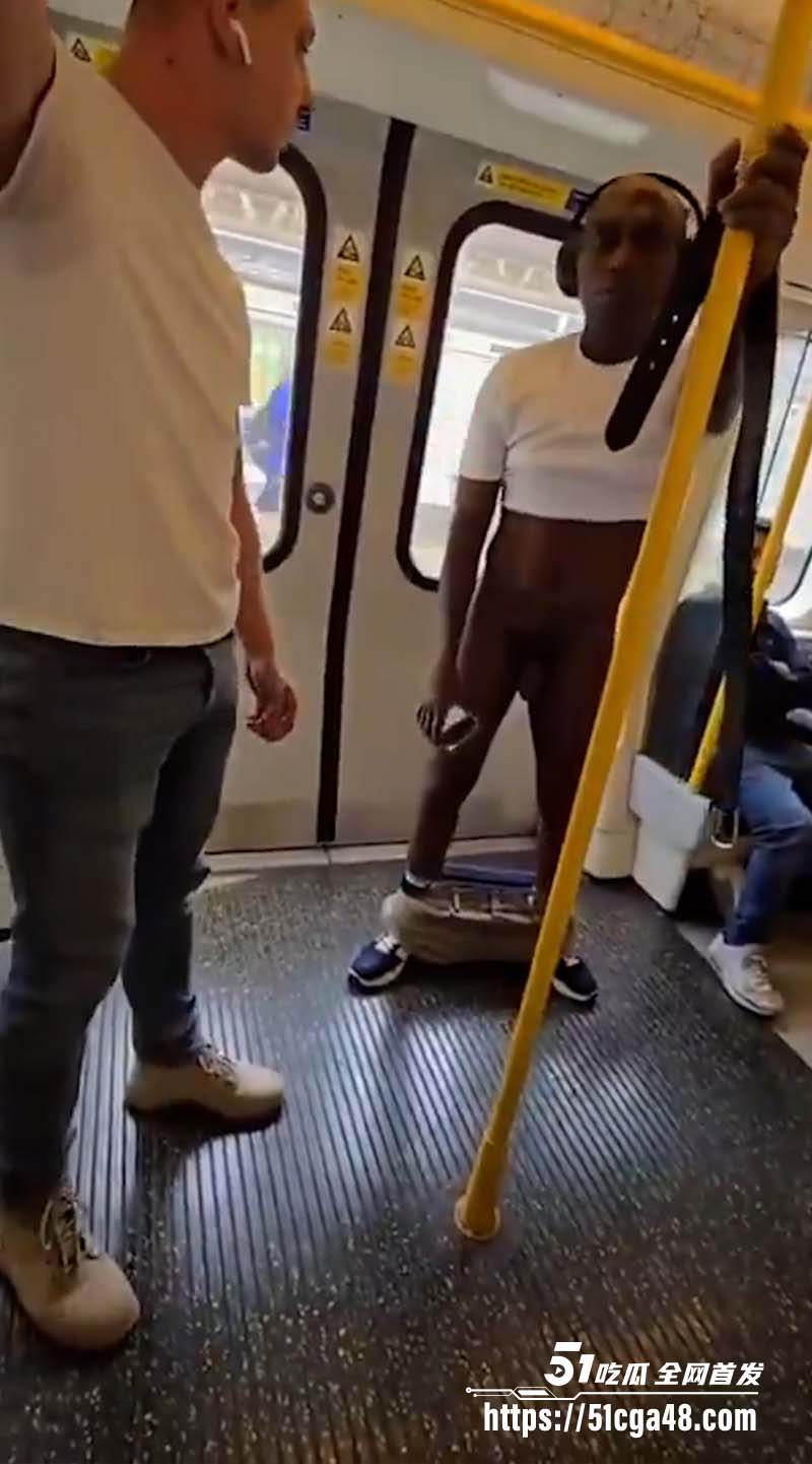 英国伦敦地铁黑人男子3