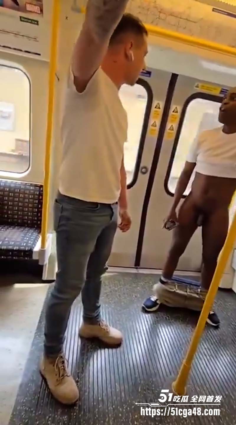 英国伦敦地铁黑人男子2