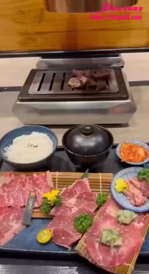 博主绿帽淫妻新作 约兄弟老婆出来吃饭 火锅店内挑逗难耐 酒店疯狂蹂躏巨乳 口交骑乘位尽情放纵！