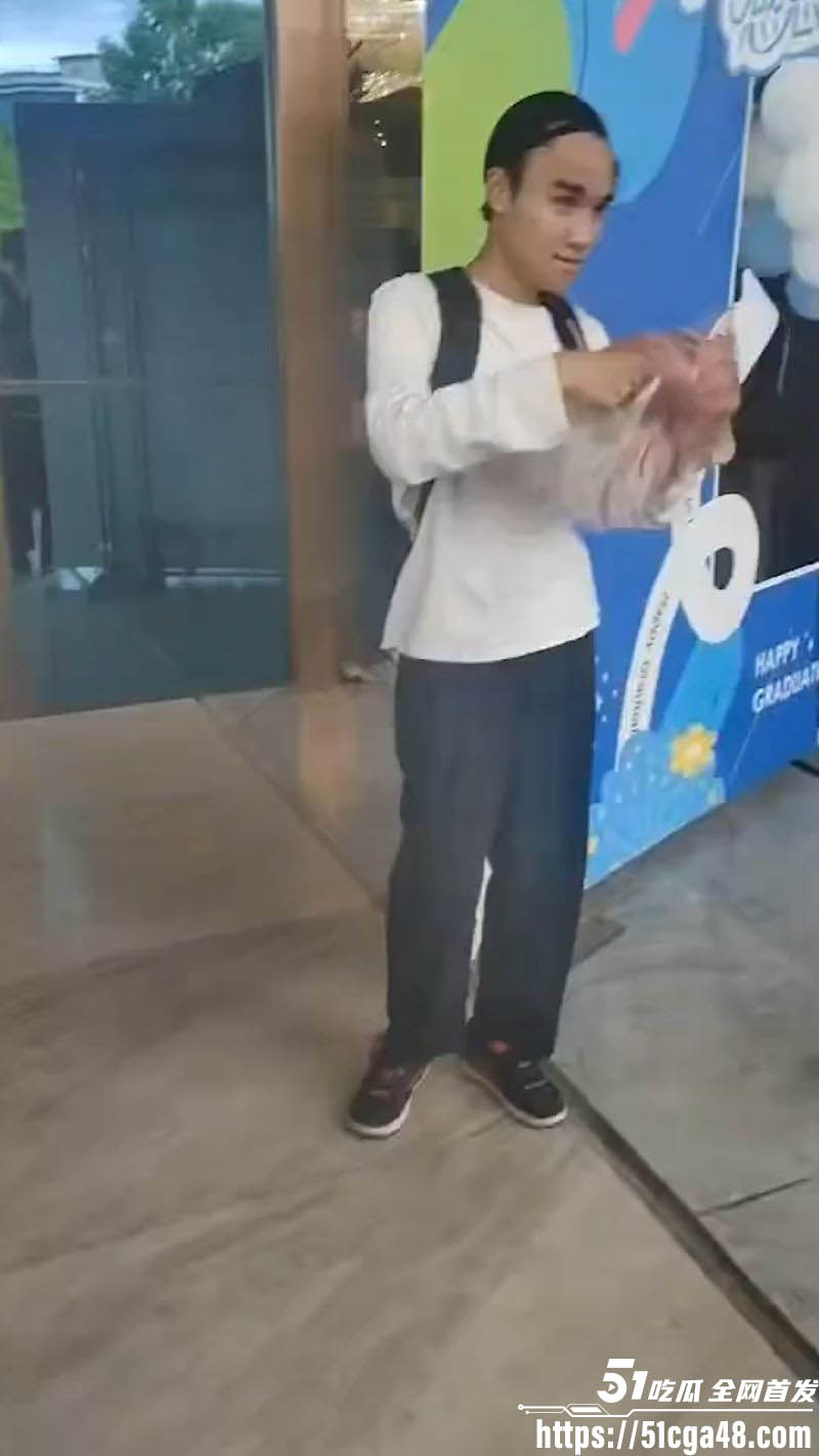 遂宁漫展 Cosplay少年 对霸凌者拔刀反击 抽出匕首连砍数刀 场面触目惊心！