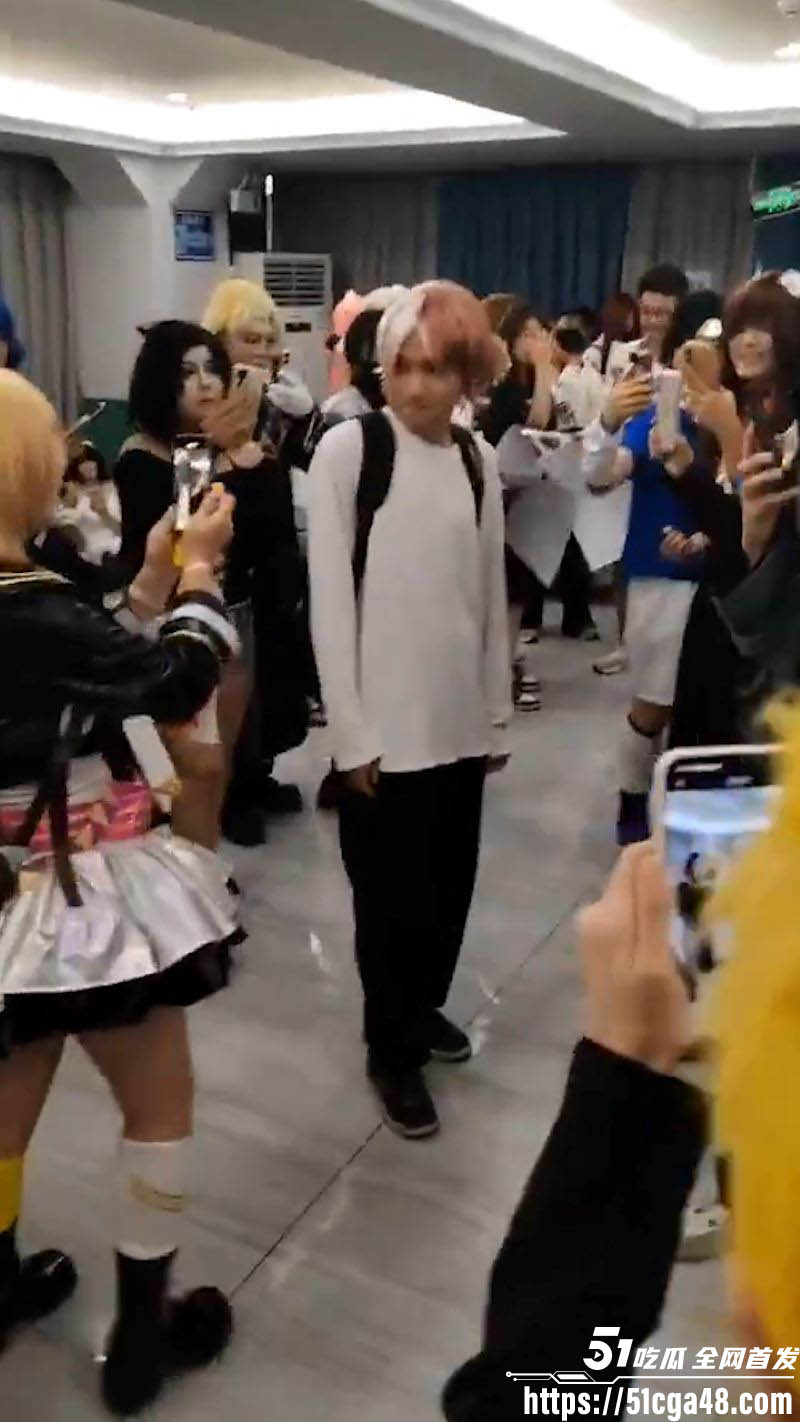 遂宁漫展Cosplay少年对霸凌着拔刀反击 3