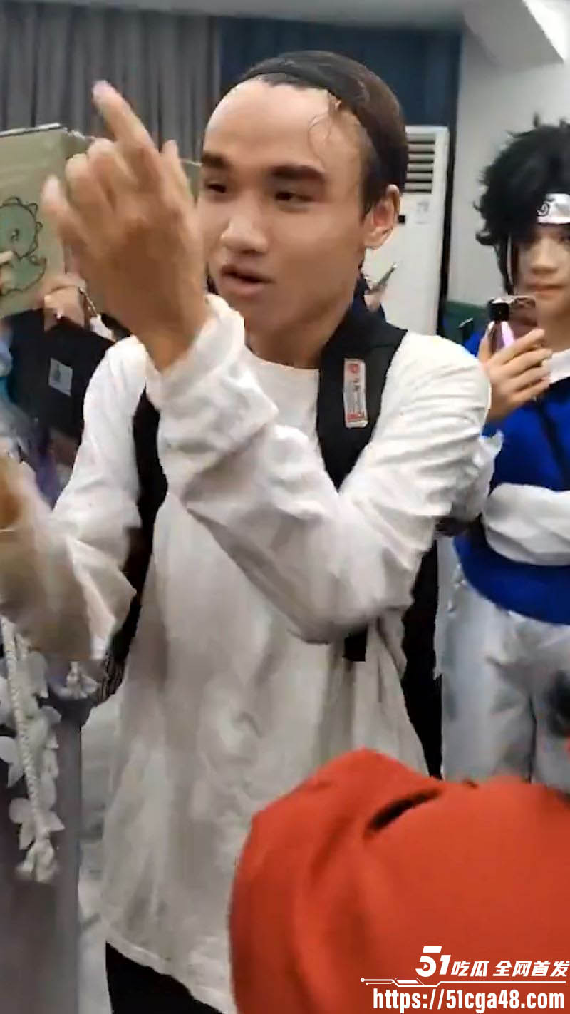 遂宁漫展Cosplay少年对霸凌着拔刀反击 4