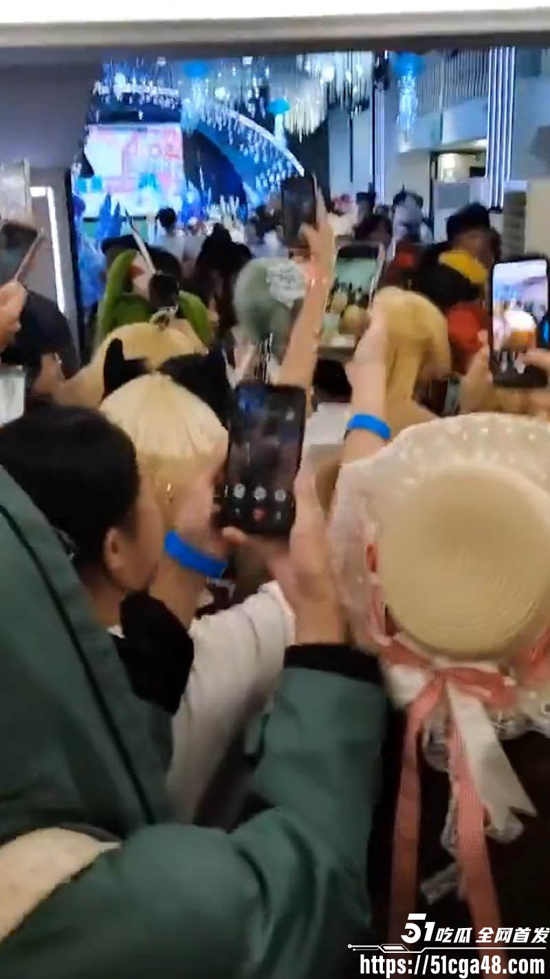 遂宁漫展Cosplay少年对霸凌着拔刀反击 5
