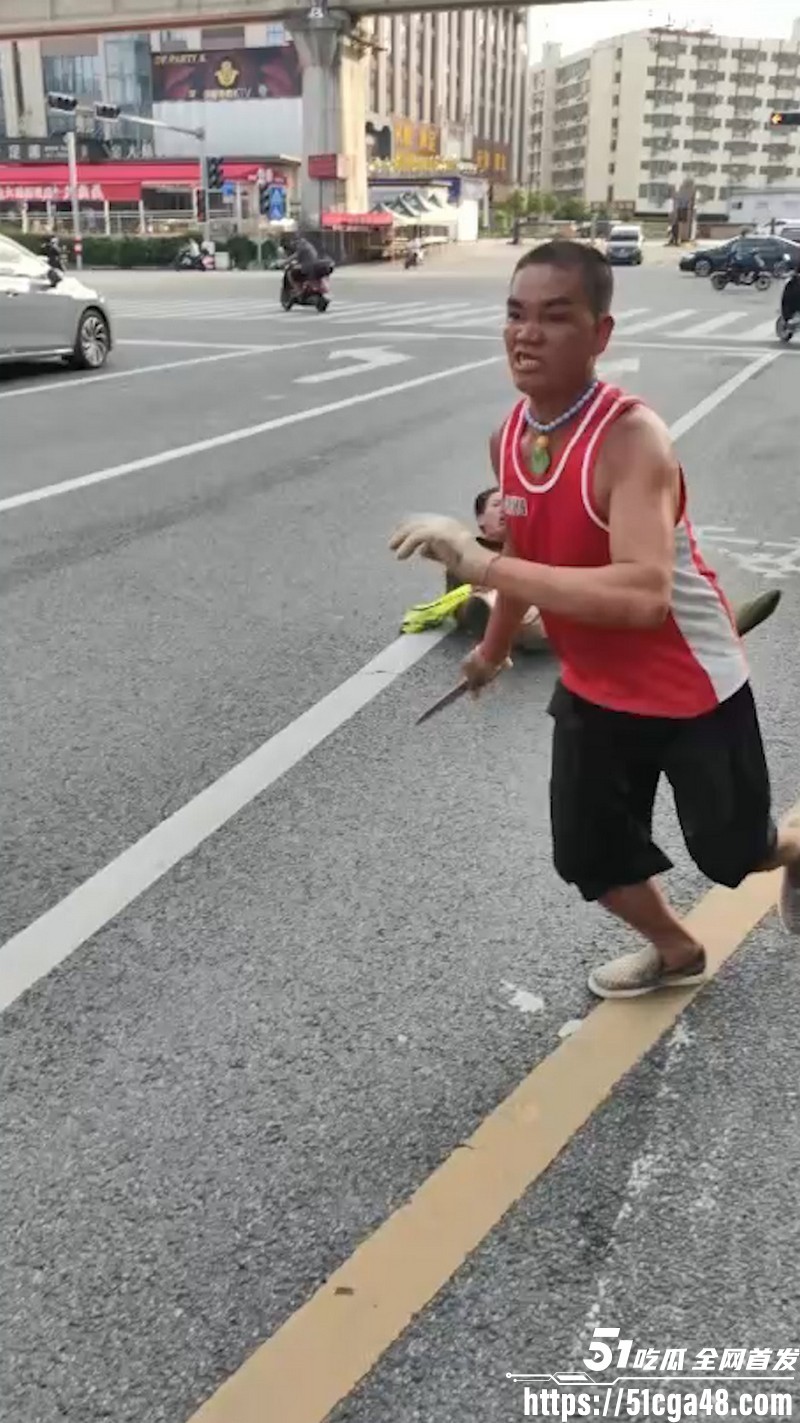 南宁街头惊现刀客 抢劫后持刀无差别捅人 面露凶狠见人就捅 围观群众惊恐报警 场面触目惊心！