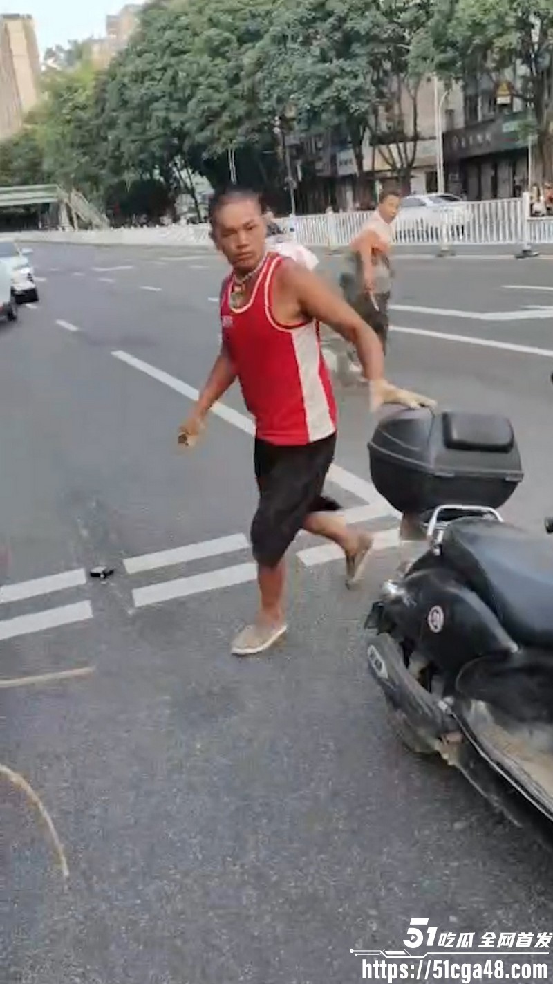南宁街头刀仔抢劫后持刀捅人 2