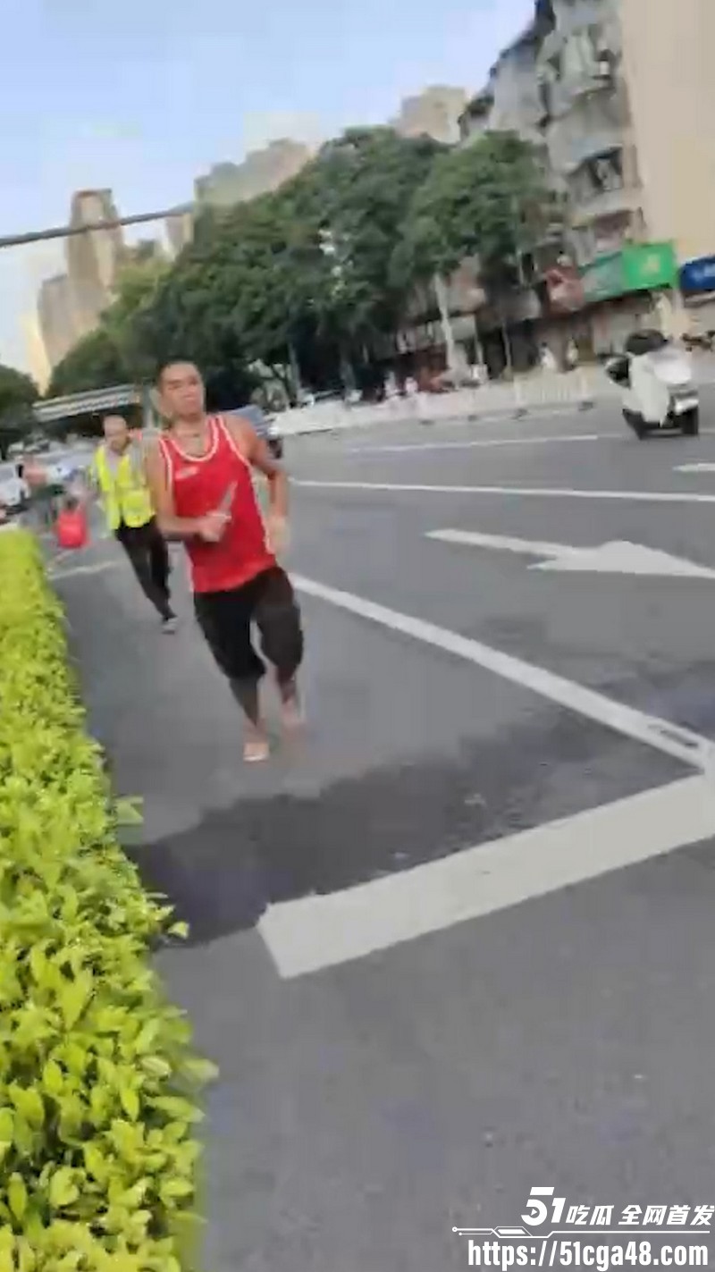 南宁街头刀仔抢劫后持刀捅人 4