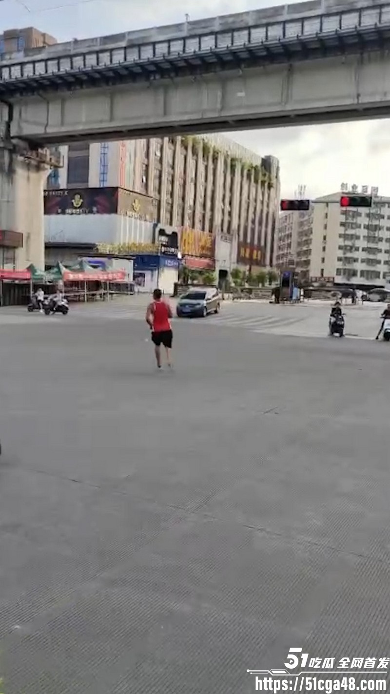南宁街头刀仔抢劫后持刀捅人 5