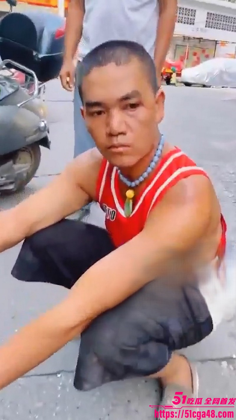 南宁街头刀仔抢劫后持刀捅人 6