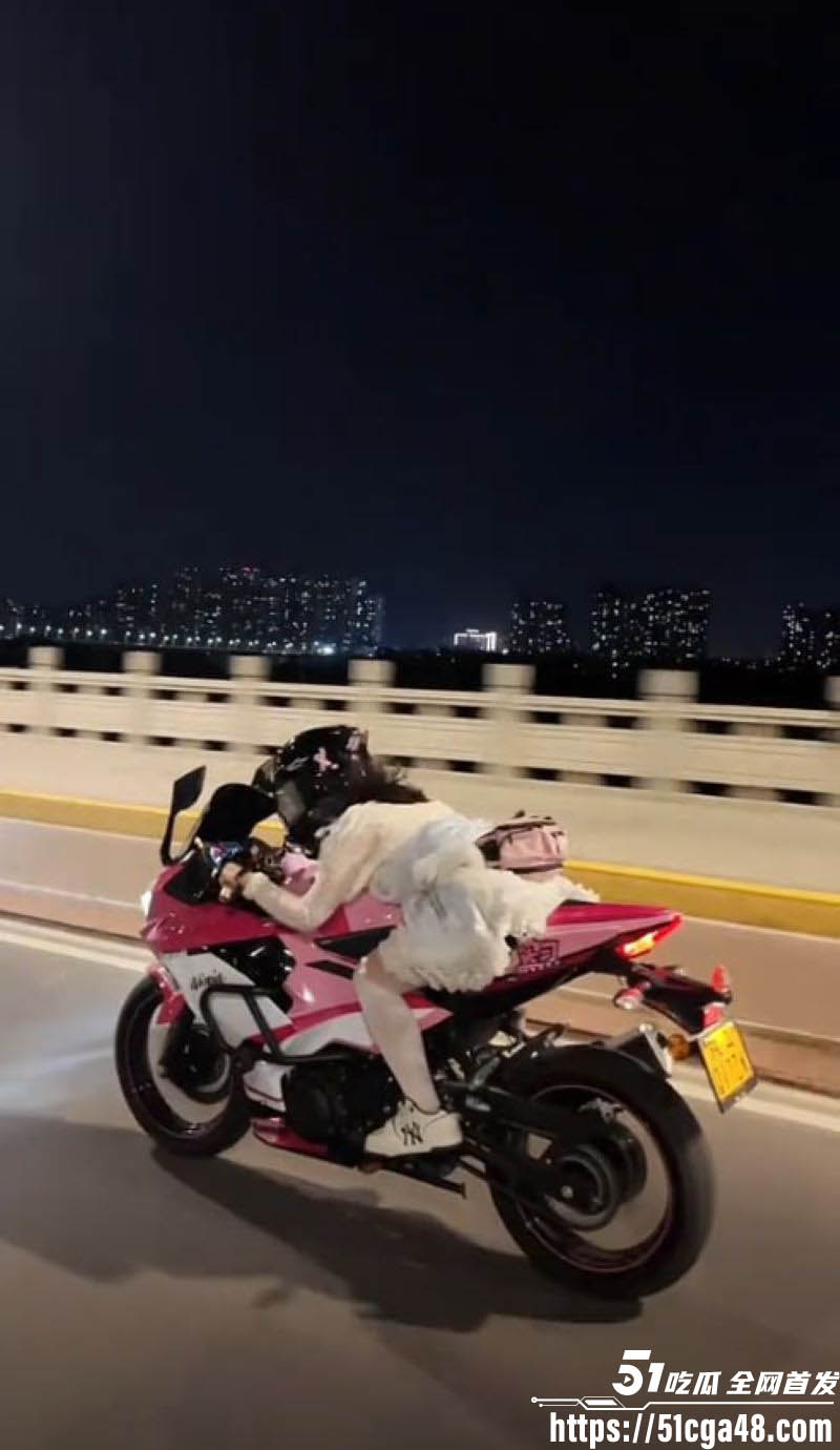 抖音女骑士愤怒的大猩猩被女司机按地板摩擦 4