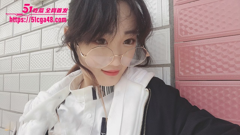 约炮清纯大一小师妹 小母狗床上竟十分的反差 细腰美臀全裸窗口撅臀被操 主动要求颜射！