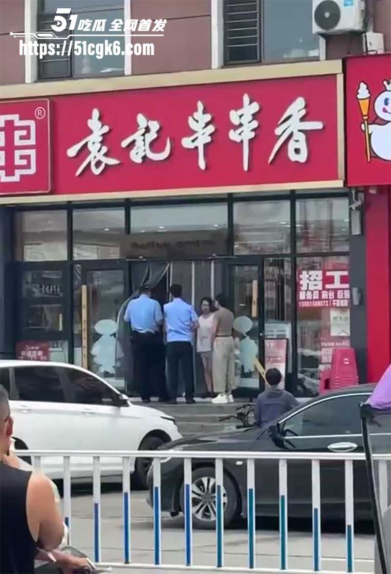 河北唐山 袁记串串香老板娘 勾引有妇之夫 被原配贴淫照大字报 公开处刑当街暴打 露脸露穴超劲爆！