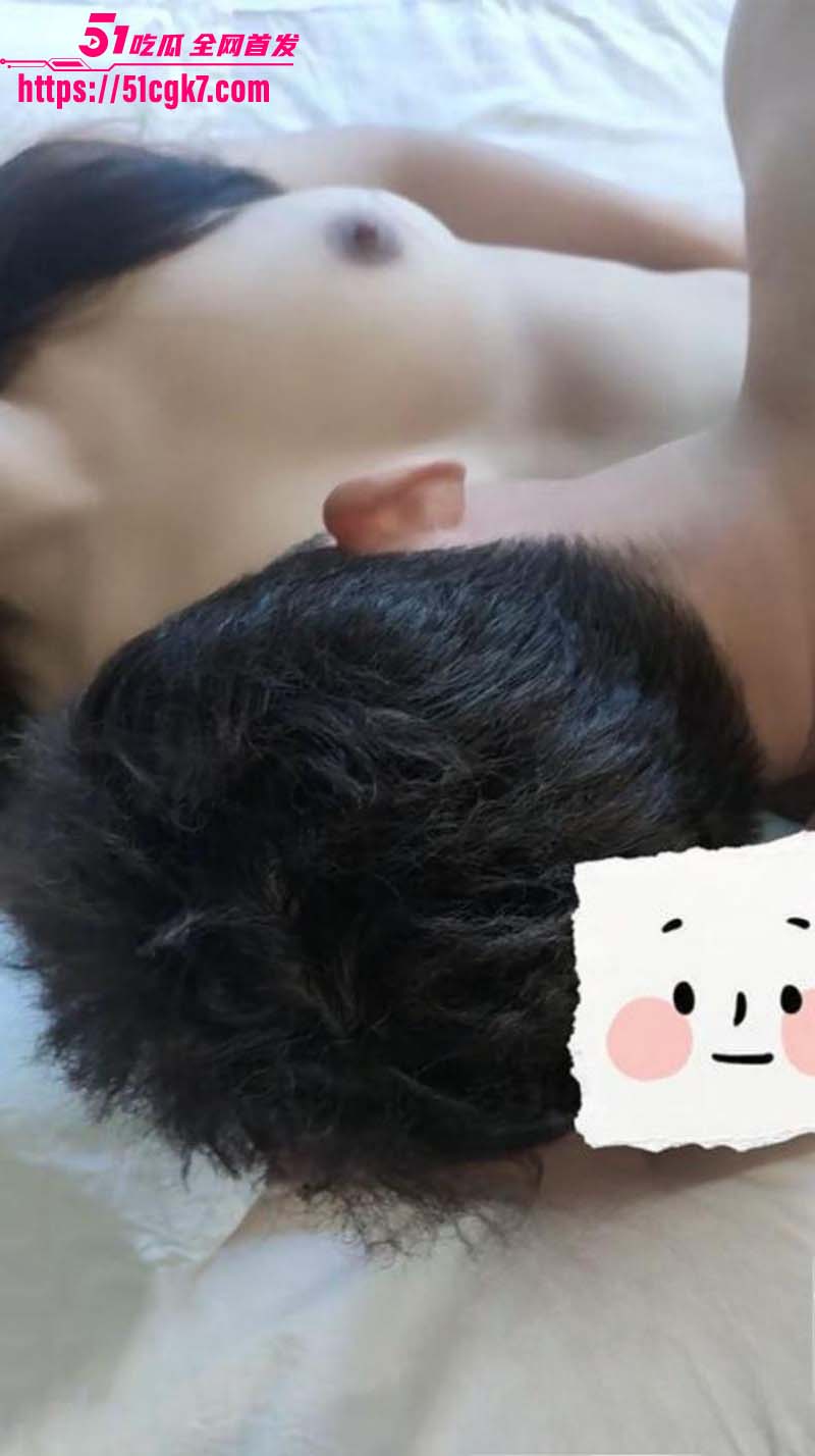 乱伦大神 极品妹妹和我的淫荡生活 饥渴老妹40分钟榨干两位炮友 连射三次激情四溢！