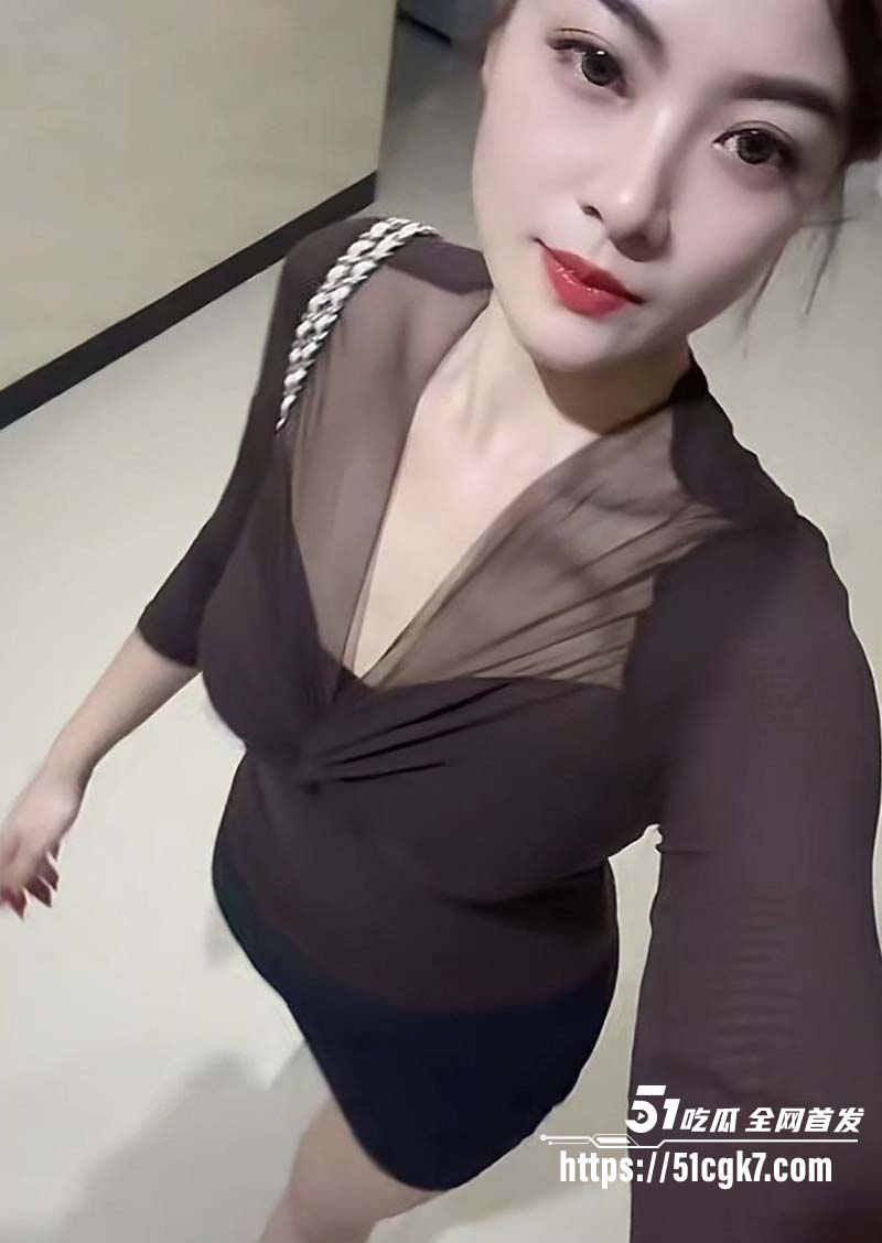 广州小少妇被绿帽癖老公下药 献给兄弟轮番玩弄 骚穴淫水狂喷 堪比AV大片