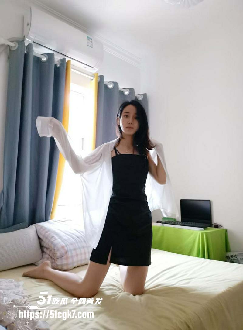 高颜值情侣自拍泄密流出 出租房做爱合集反差爆棚淫水狂喷 逼毛又黑又浓 一看就是个喂不饱的母狗
