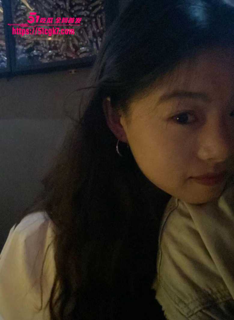 23岁反差女大学生 与金主1v1裸聊激情自慰 女上骑乘不雅视频流出！
