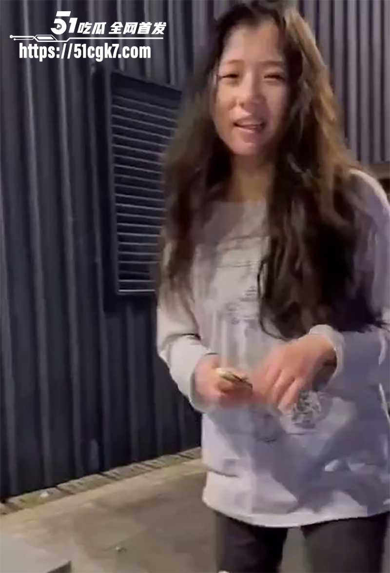 广州街头惊魂一幕！女子持刀追小男孩喊“玩游戏” 幸亏俩好汉出手制服！