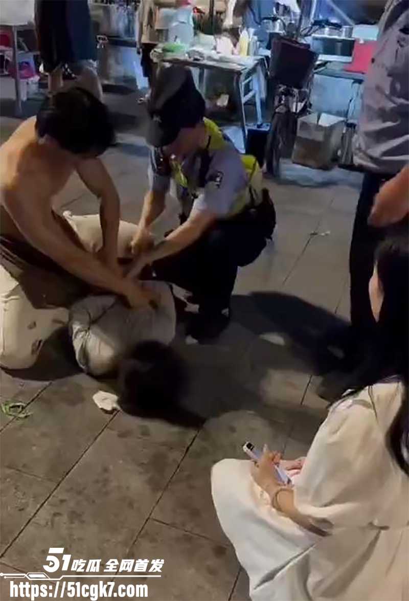 广州街头女子持刀追小男孩被制服视频曝光7拷贝