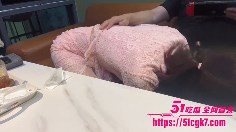 00后福利姬洛洛幻想屋白丝粉裙闯陌生包间！ 6