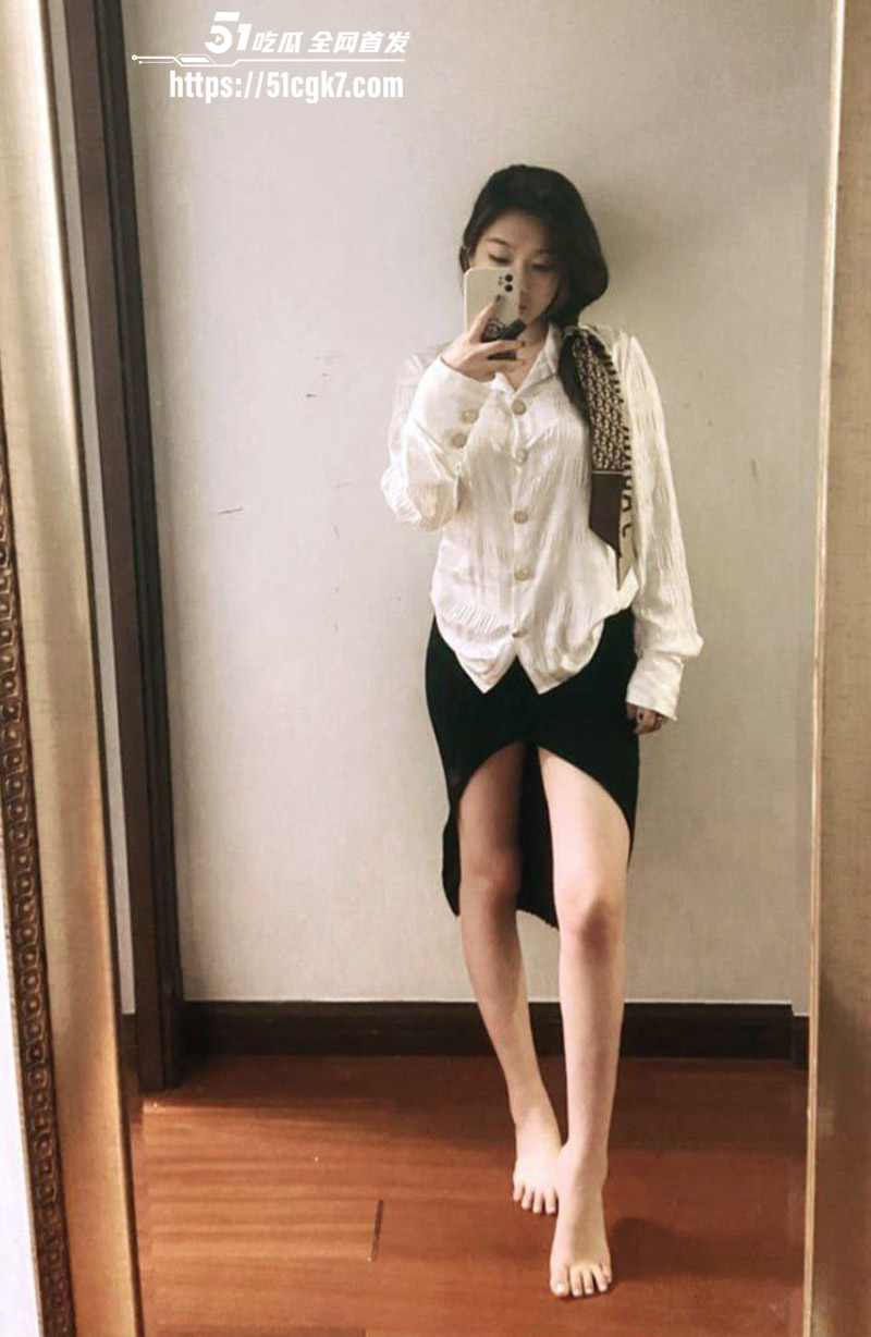 山东某校极品校花 莉莉 不雅视频泄露 高冷女神被学长调教 校园女神床上变母狗！