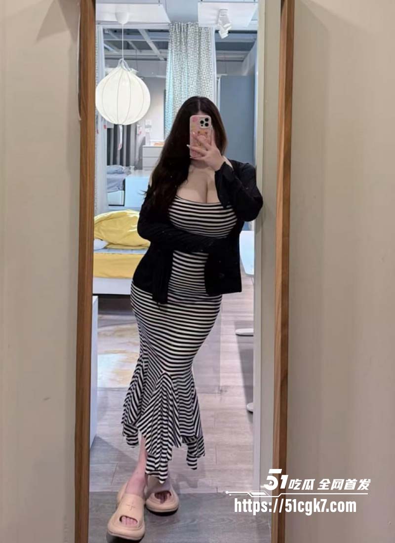 海角大神丰乳肥臀的姐姐新作 爸妈不在家跟姐姐在沙发上做爱 把姐姐操得直呼想尿尿