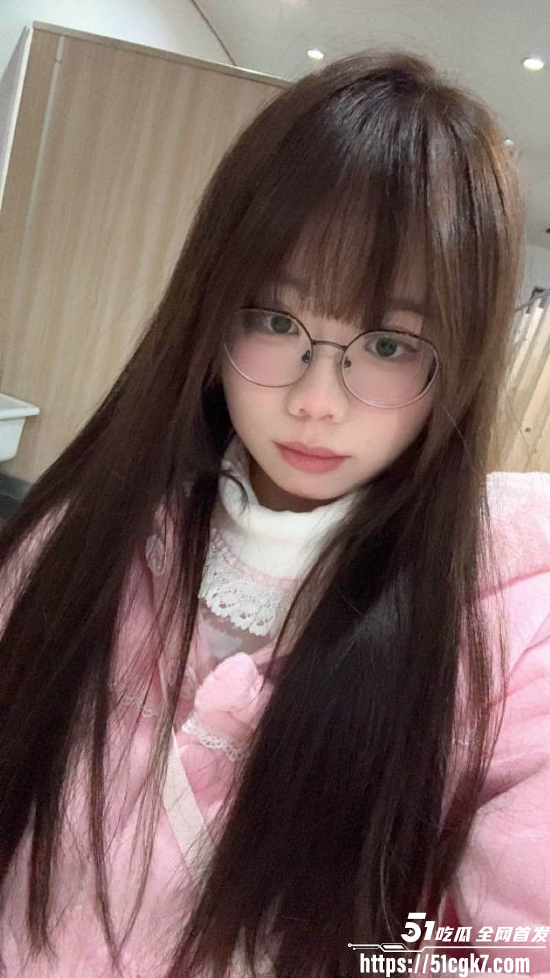 极品女大学生 小晚 付费福利视频泄露！清纯眼镜妹完美露脸 粉嫩骚穴被后入爆操 骚劲十足！