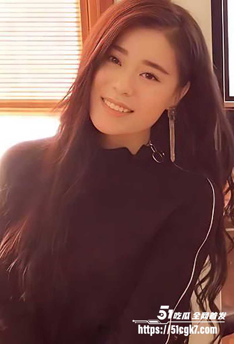 巨乳福利姬 顾奈儿 土豪定制私拍流出！魔鬼身材绝美尤物 露乳摇奶上演极致诱惑 完美的性爱女神！