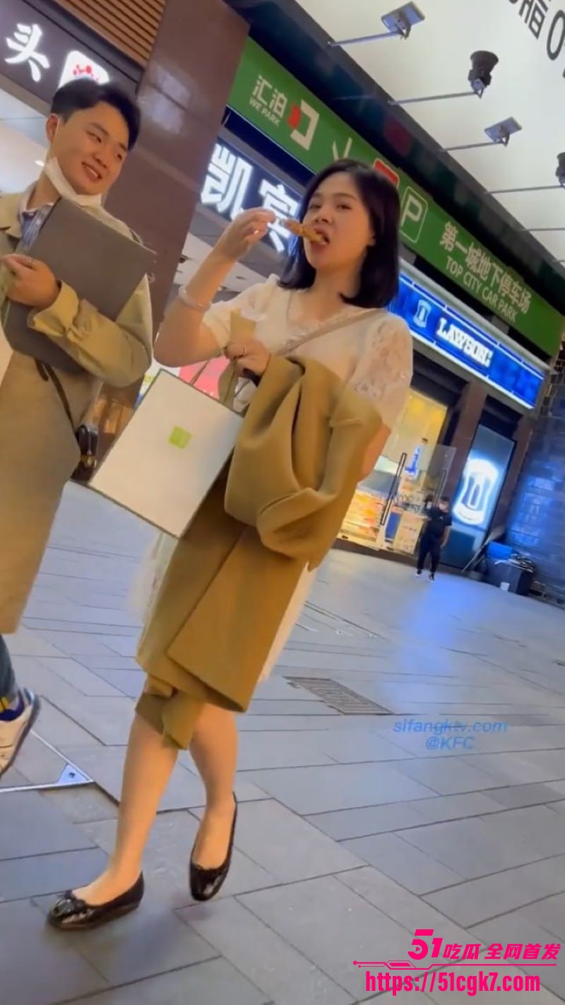 超美少妇真空逛街被大神抄底偷拍！人妻裙下不穿内裤 大黑逼清晰无比 反差十足！