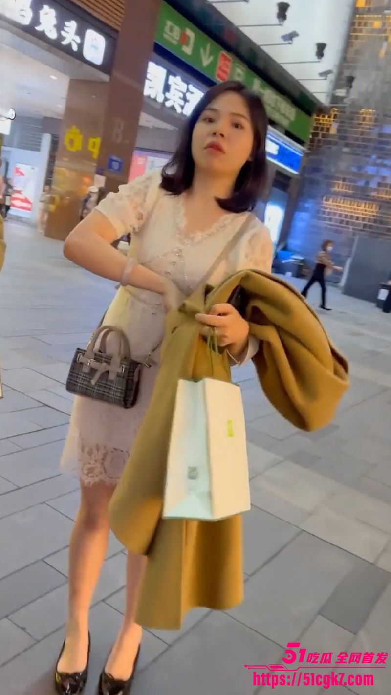 超美少妇真空逛街被大神抄底拍摄 2
