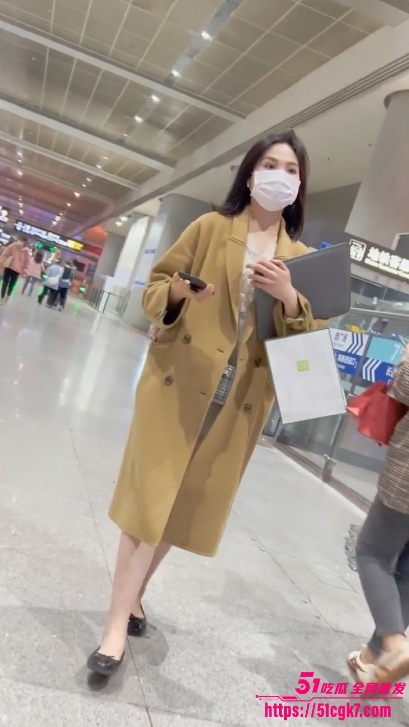 超美少妇真空逛街被大神抄底拍摄 3