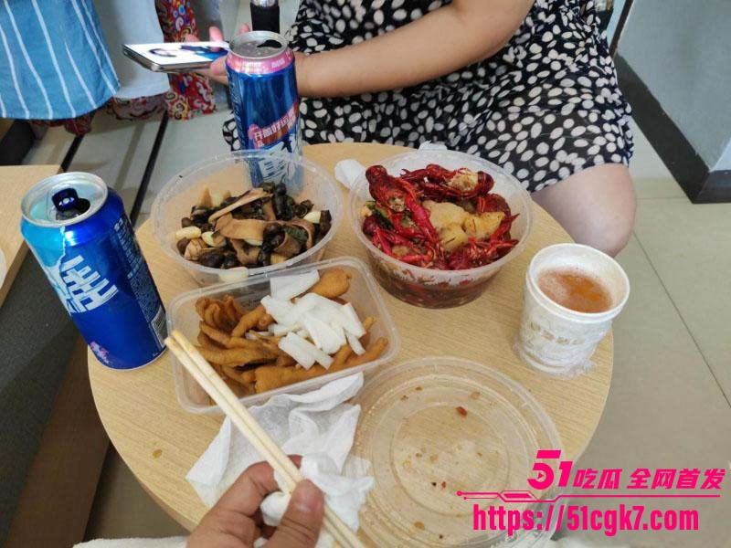 妈妈的味道与性感干妈打晨炮010