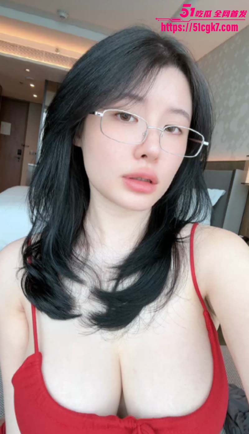台湾爆乳眼镜娘 CocoPie 最新福利 隔镜吞吐水晶假屌 夹棒乳交娇喘极度淫靡！