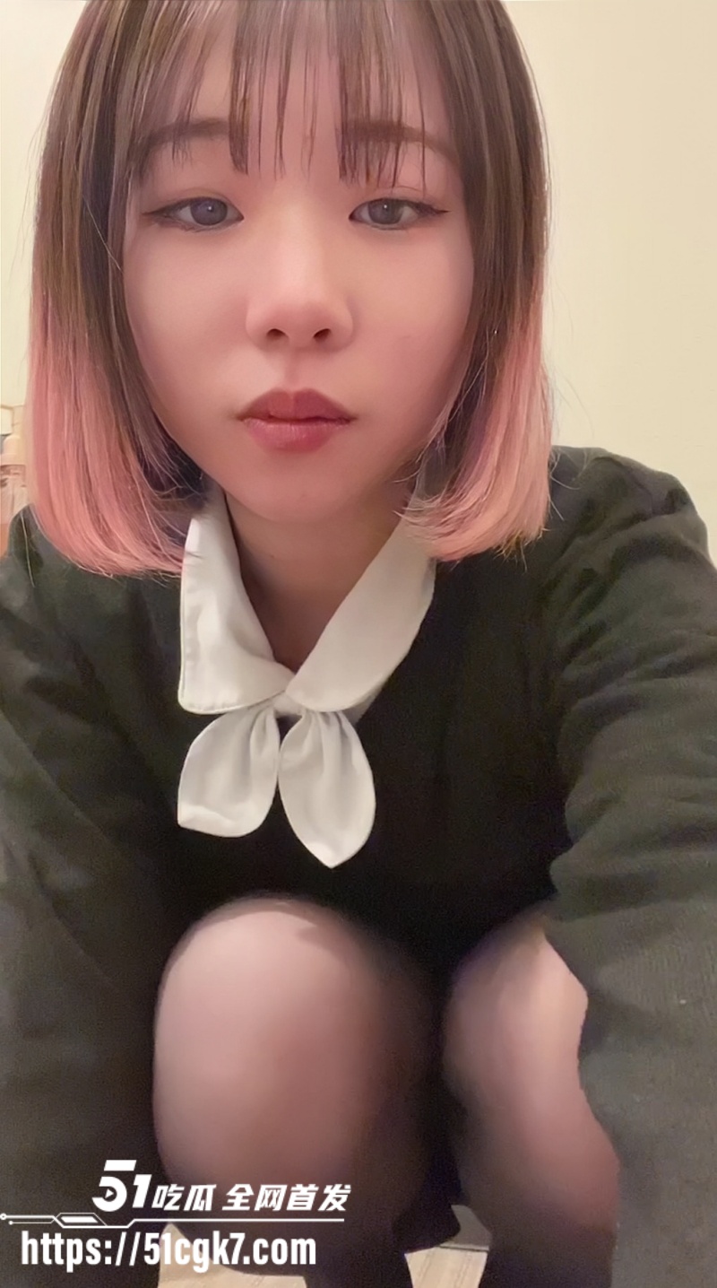 超可爱清纯齐刘海妹子 被金主视频调教 揉奶自慰舔脚趾 牙刷爆菊表情淫荡至极！
