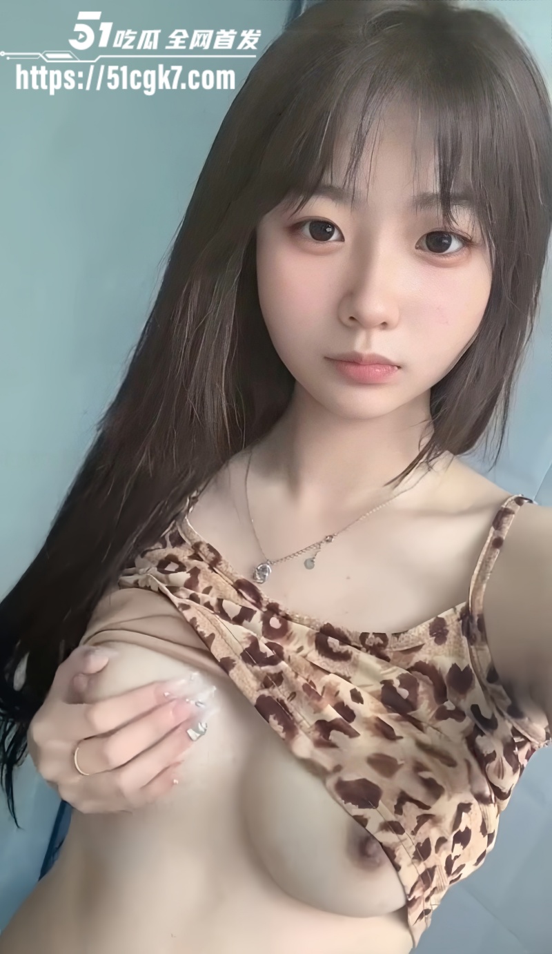 清纯高颜值学生妹宿舍自拍 可爱脸蛋性感身材 时不时对着镜头卖萌 极限挑逗撩拨你的欲望！